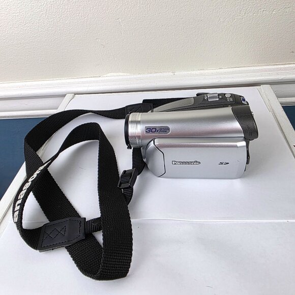 Panasonic PV-GS39 Stereo Zoom 30X Video Camera With Bag Cassette